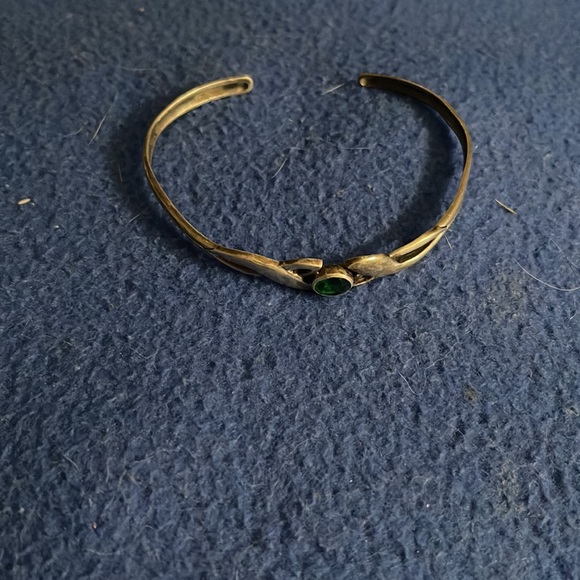 Sterling bangle with brilliant green stone - Picture 3 of 3